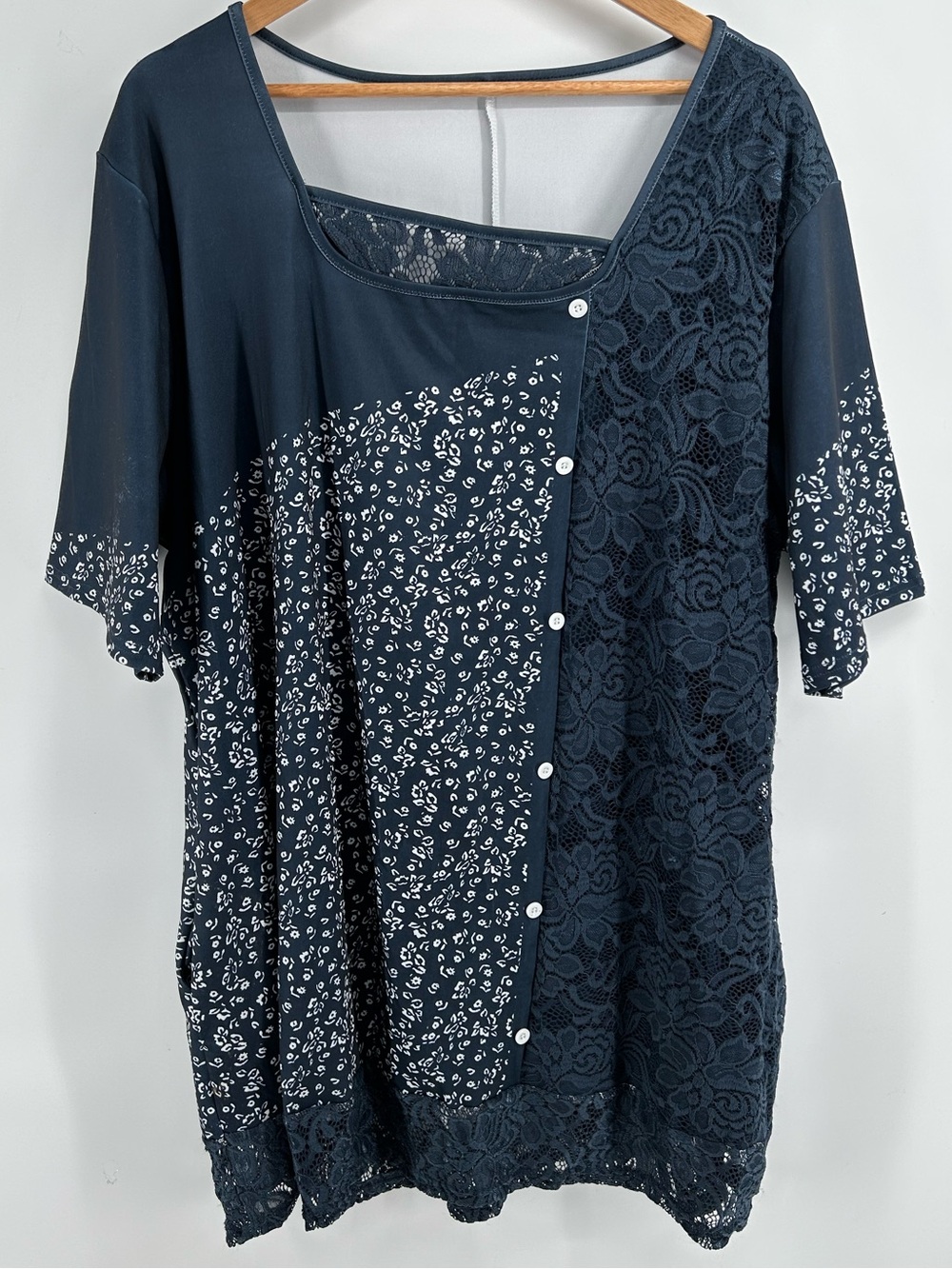 Women's Navy Lace & white floral Women's Top with Pockets Size 4XL